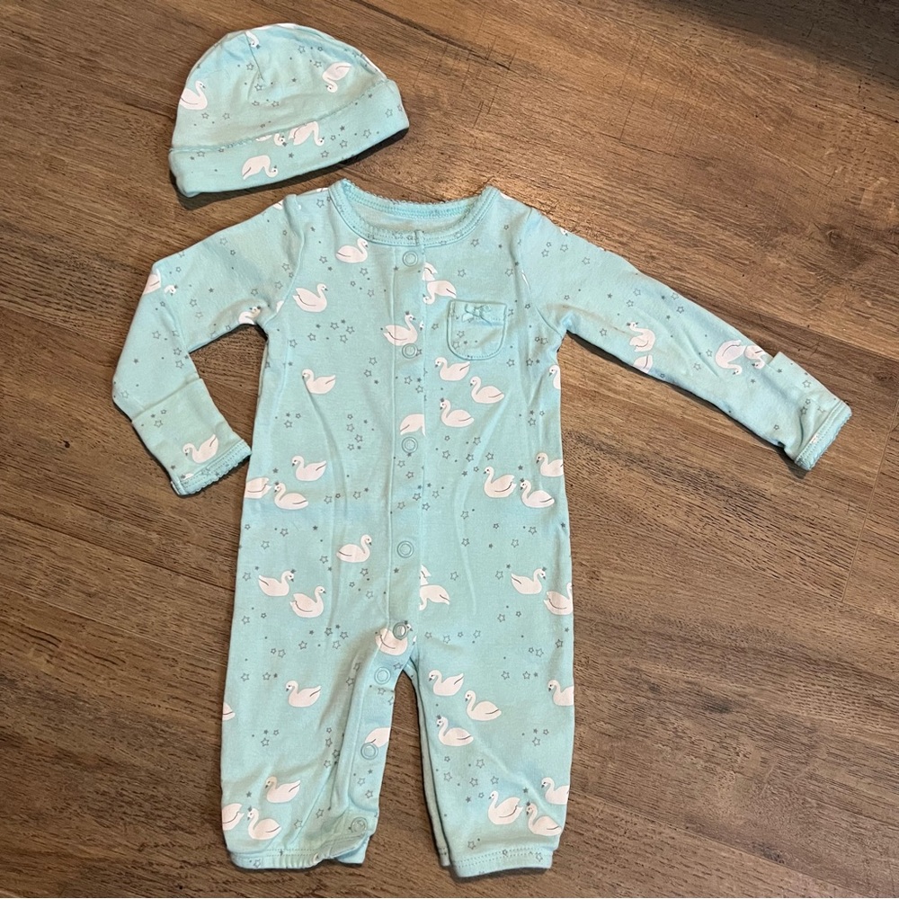 Carter’s Newborn Outfit with snaps & hat, size newborn